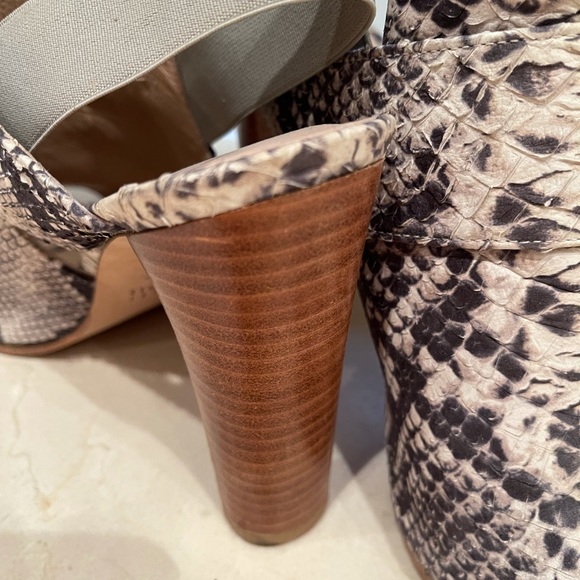 Stuart Weitzman snake print sandals. Nice! - Picture 4 of 8